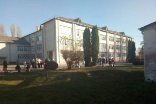 В школе под Киевом распылили газовый баллончик: девять детей в больнице