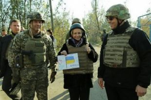 Президент ПА HATO посетила позиции украинских военных на Донбассе