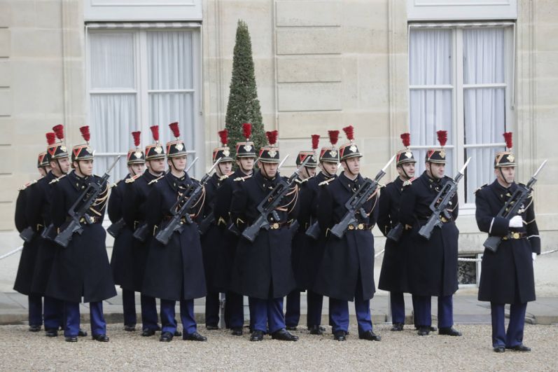 Почетный караул у Елисейского дворца перед началом мероприятий, посвященных 100-летию окончания Первой мировой войны.