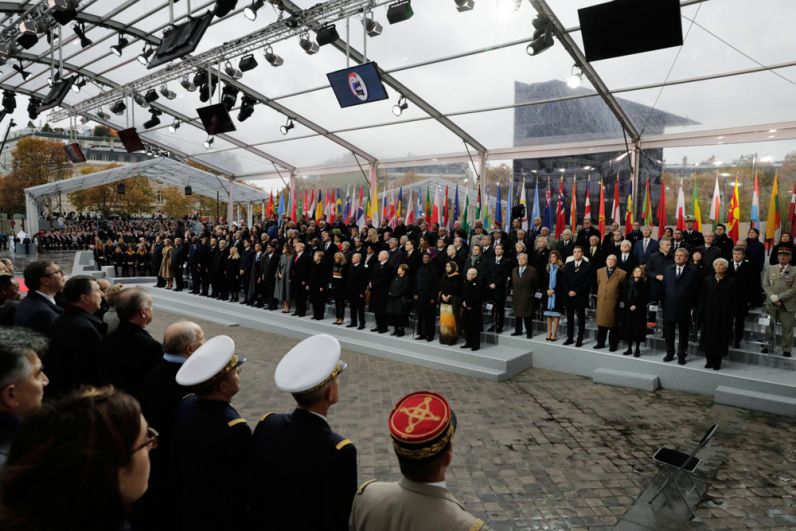Президент РФ Владимир Путин на мемориальной церемонии у Триумфальной арки в Париже по случаю 100-летия окончания Первой мировой войны.
