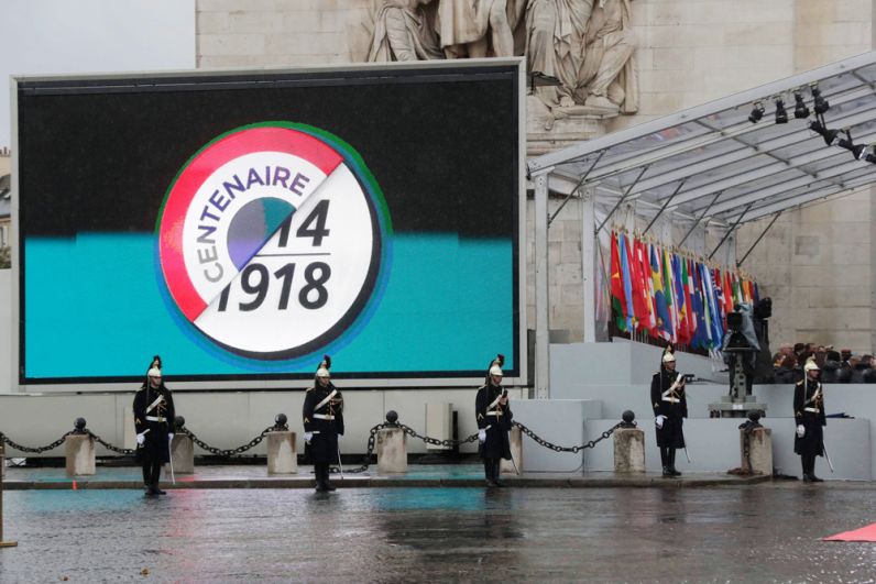 У Триумфальной арки в Париже перед началом мемориального мероприятия по случаю 100-летия окончания Первой мировой войны.