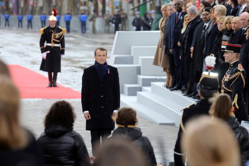Президент Франции Эмманюэль Макрон перед Могилой неизвестного солдата.