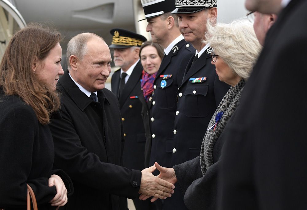 Президент РФ Владимир Путин в аэропорту Парижа.