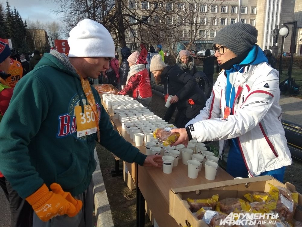 Всех участников угощали горячим чаем.