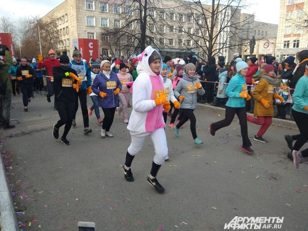 Многие вышли на дистанцию в костюмах.