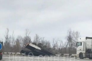 Под Запорожьем столкнулись два грузовика: одна из машин перевернулась