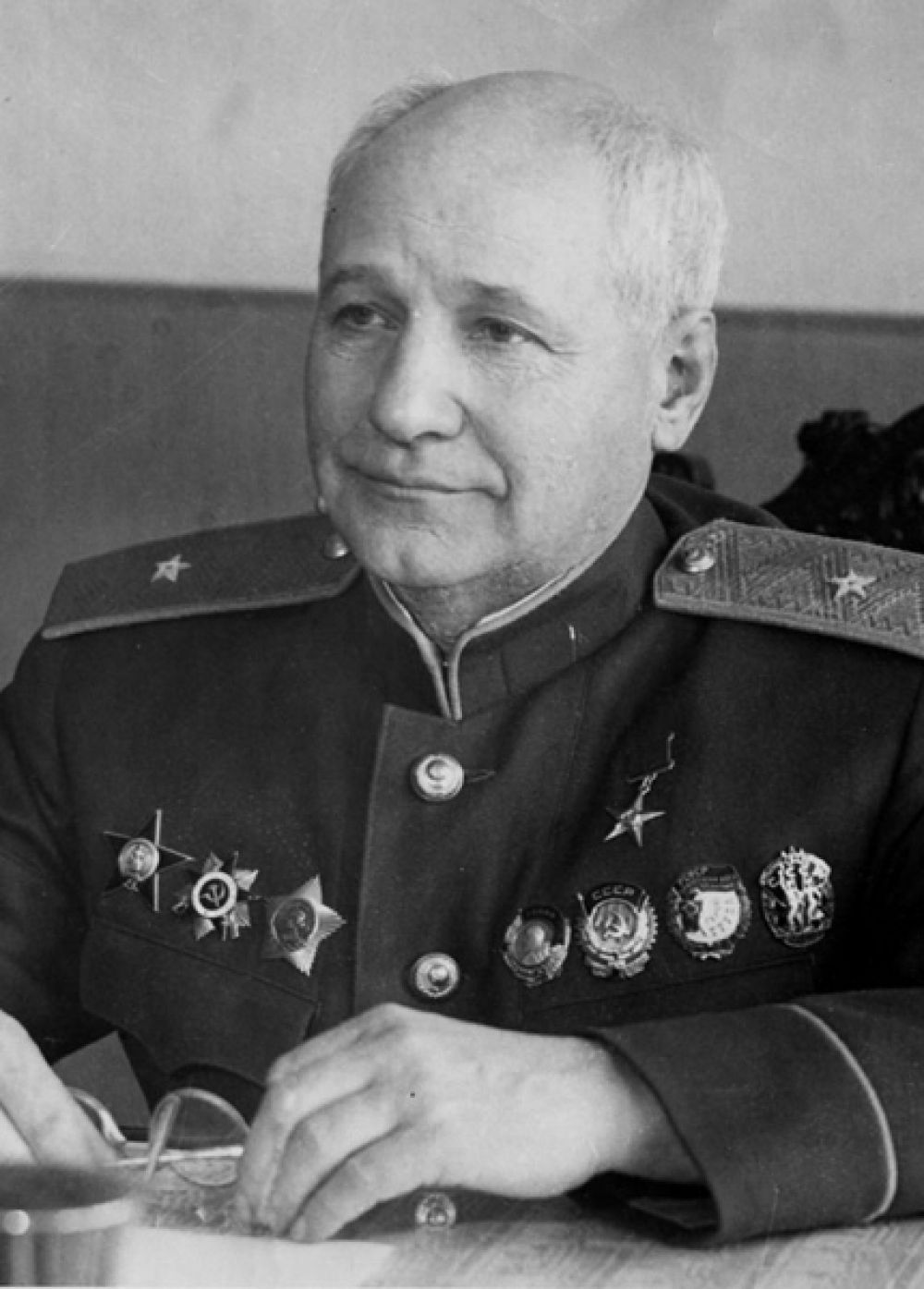Именем авиаконструктора Андрея Николаевича Туполева могут быть названы два столичных аэропорта, «Внуково» и «Шереметьево», а также аэропорты Казани и Омска.