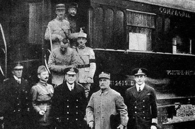Представители союзников при подписании перемирия. Фердинанд Фош, второй справа, около своего вагона в Компьенском лесу.
