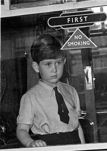 Принц Чарльз смотрит в окно королевского поезда, Лондон, 1954 год. 