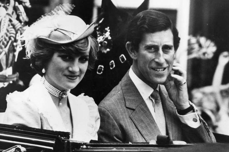 Принц Чарльз и принцесса Диана по дороге на вокзал Ватерлоо, откуда они отправятся в свадебное путешествие. 1981 год.