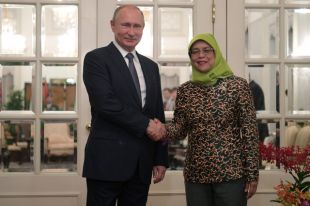 Владимир Путин и президент Сингапура Халима Якоб.
