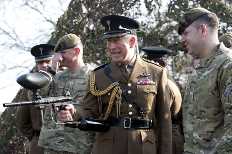 Принц Чарльз стреляет из пейнтбольного оружия. 2012 год.