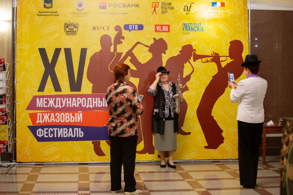 Фотография на память о международной музыкальной встрече.