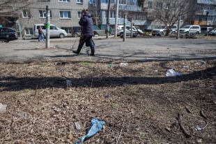 Кто виноват, что родной двор - давно не прибираемая стоянка для личных автомобилей?