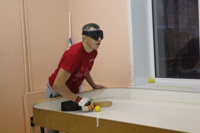 Владимир Поляков играет в настольный теннис. 