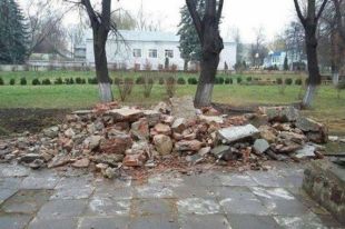 Декоммунизация: в Черновцах снесли памятник советскому писателю Максиму Горькому
