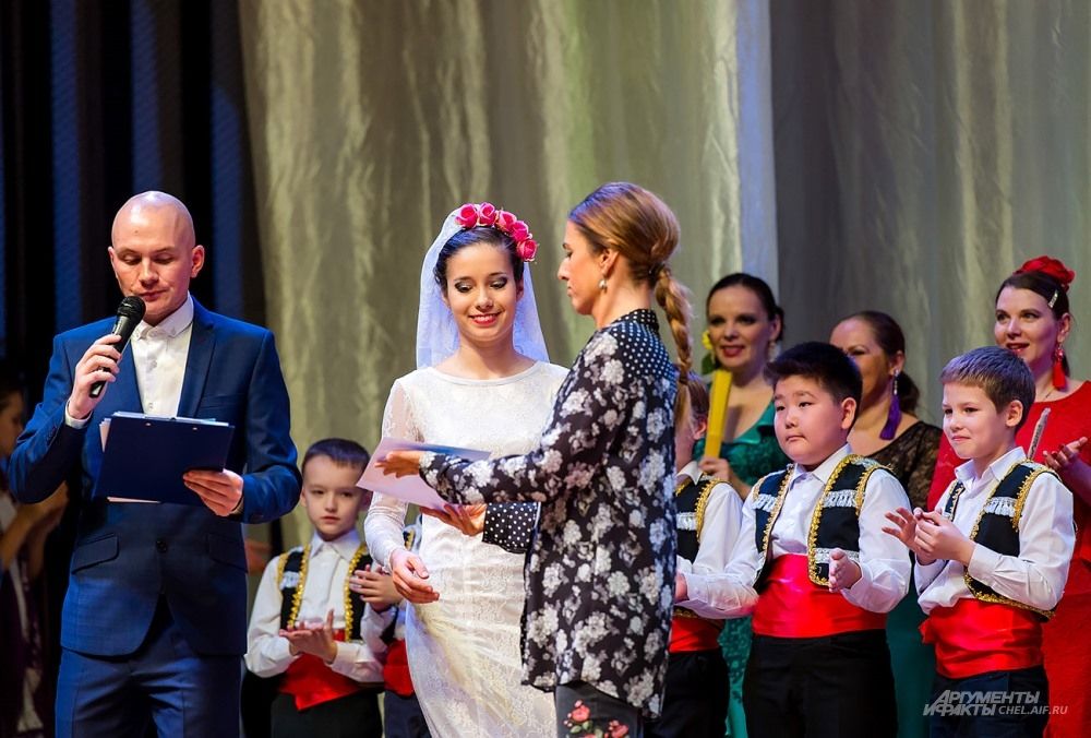 Награды победителям вручает Наталия Меириньо.
