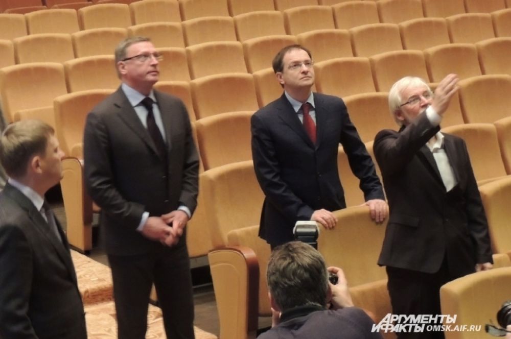 Владимир Мединский осматривает зрительный зал театра "Галёрка"