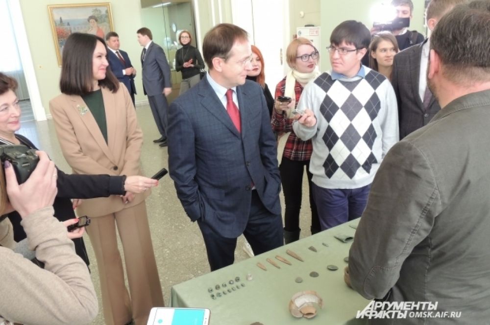 Владимир Мединский осматривает выставки музея имени Врубеля