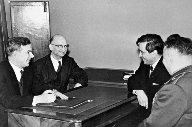 Председатель КГБ при СМ СССР В. Е. Семичастный (1-й слева) принимает советских разведчиков Рудольфа Абеля (2-й слева) и Конона Молодого (2-й справа). Москва, сентябрь 1964 года.