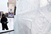 Кемеровчане ждут, когда на площади Советов поставят главную областную ёлку и развернут ледовую стройку.