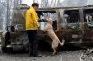 Карен Аткинсон со своей собакой по кличке Эхо после пожаров в городе Парадайз, Калифорния.