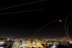 Ракеты над израильским городом Ашкелон. Израиль нанес авиаудары по сектору Газа в ответ на ракетный обстрел.
