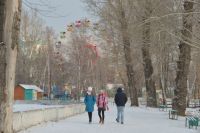 Гулять в старом парке барнаульцы любят и летом, и снежной зимой.