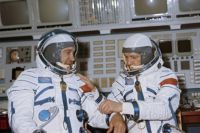 Экипаж космического корабля «Союз-16» - командир Анатолий Филипченко (слева) и бортинженер Николай Рукавишников.