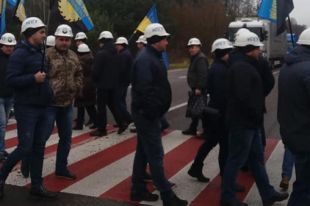 Во Львовской области шахтеры на международной трассе перекрыли движение