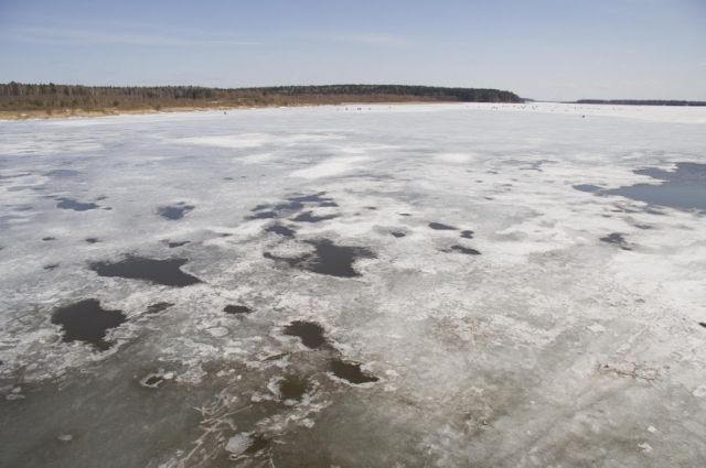 Лёд на Иртыше ещё очень тонкий.