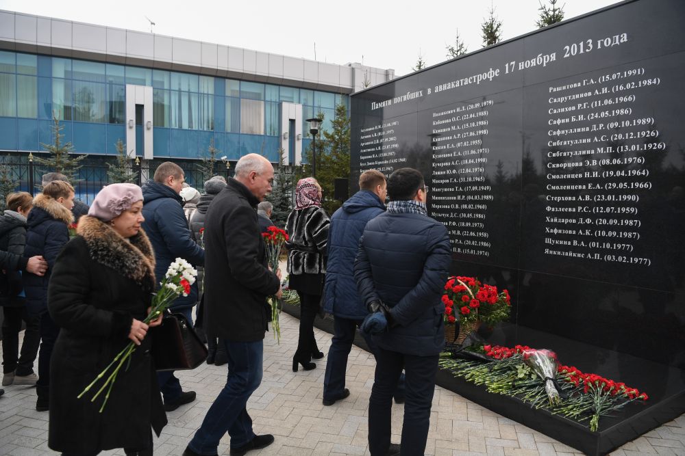 Трраурный митинг прошел на территории мемориального комплекса аэропорта.