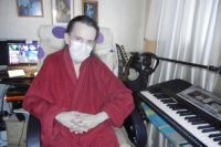 Александр Баженов в одиночестве умирает от тяжёлого системного заболевания, оставленный медициной и друзьями. 