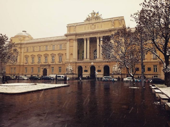 Впечатляющими фотографиями первого снега во Львове делятся пользователи соцсетей.