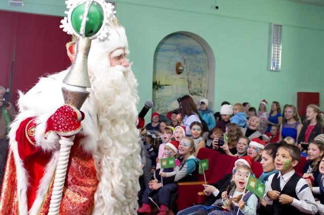 Дед Мороз встретился с детьми в Топкинском районе.