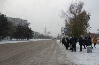 Ростовчанам приходится ждать автобус на пронизывающем ветру, под дождём и снегом. 