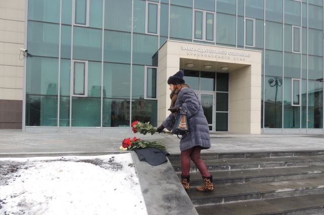 К зданию Заксобрания красноярцы принесли цветы. 