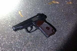 В Киеве на Оболони мужчина угрожал прохожим и начал стрельбу: есть раненый