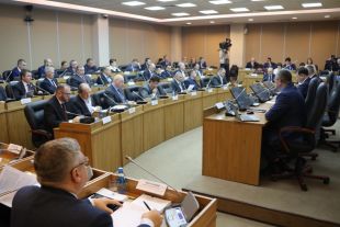 Законодательное собрание в первую очередь решает социальные проблемы края.
