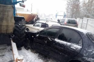 В Харьковской области трактор, посыпая дорогу, наехал на восемь машин