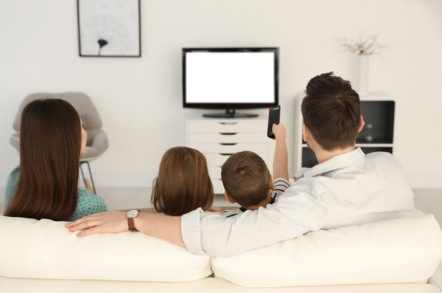 В 99% квартир телевизионный сигнал поступает по кабельным сетям или сетям связи.