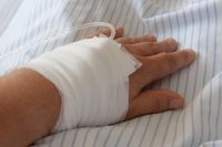 В Адамовском районе 9-летний ребенок повредил руку, упав на стеклянную банку.