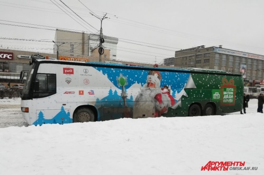 Именно на этом автобусе в Омск приехал Дед Мороз и команда НТВ.