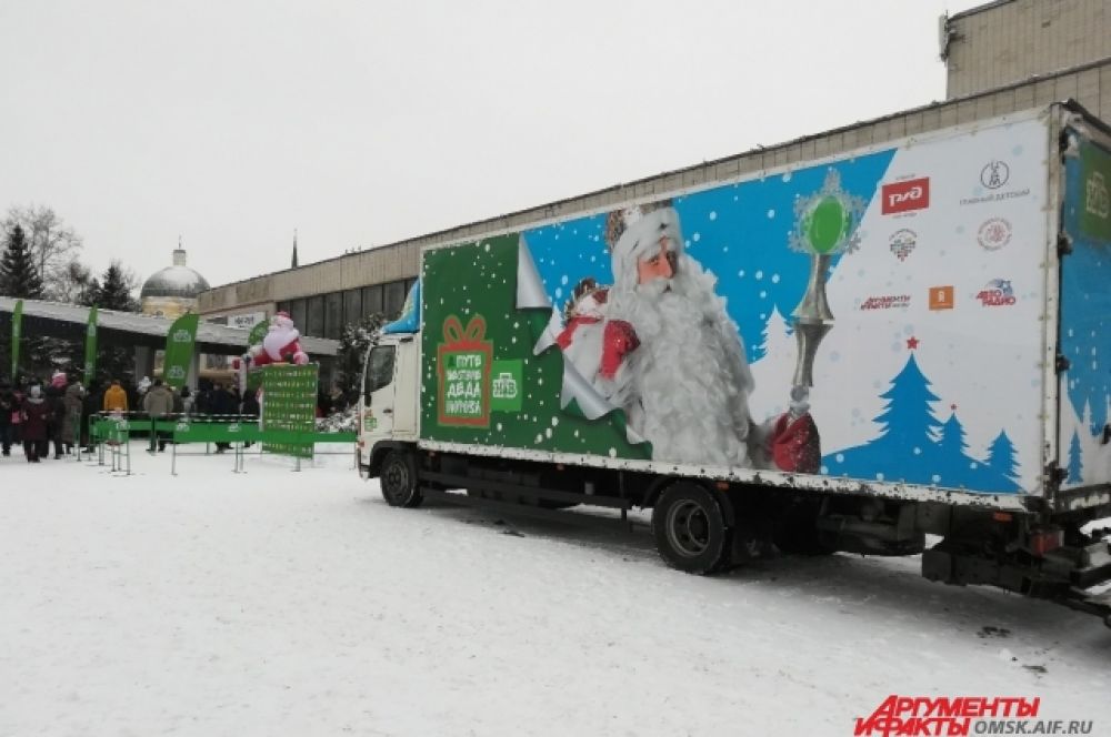 В этом фургоне перевозят подарки для детей из 22 городов.
