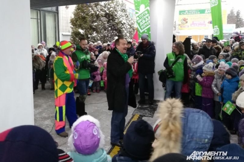 Вместе с омичами Деда Мороза позвал ведущий программы «Брэйн ринг» на НТВ Андрей Козлов.