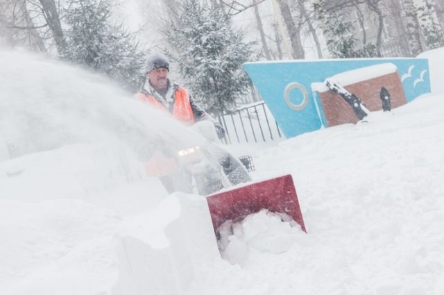 В Оренбурге в утренней уборке снега принимали участие более 700 дворников