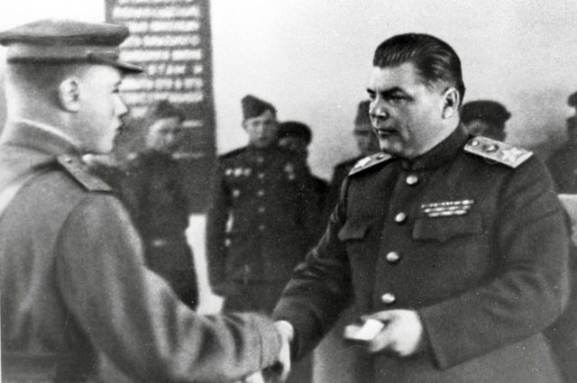 Маршал Родион Малиновский вручает боевые ордена отличившимся воинам. 1943 г.