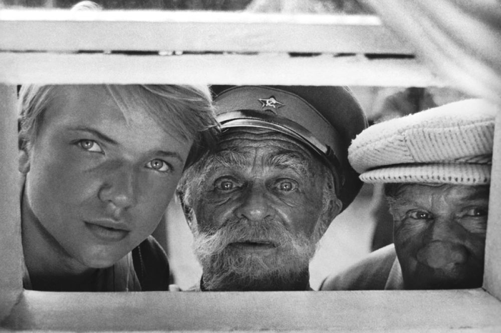 «Целуются зори» (1978) — деревенский парень, тракторист и, гармонист Лёшка Кузнецов.