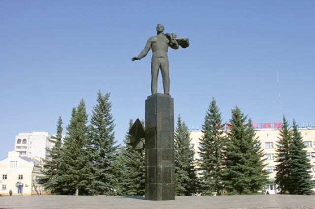 Памятник Юрию Гагарину на его малой родине – в городе, названном его именем.