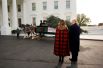 Прибытие рождественской елки в Белый дом в Вашингтоне.